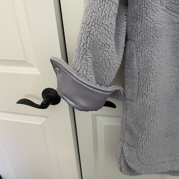 UGG Frankie Uggfluff Shirt Jacket Color: Cloudy Grey Size Small - Picture 3 of 7